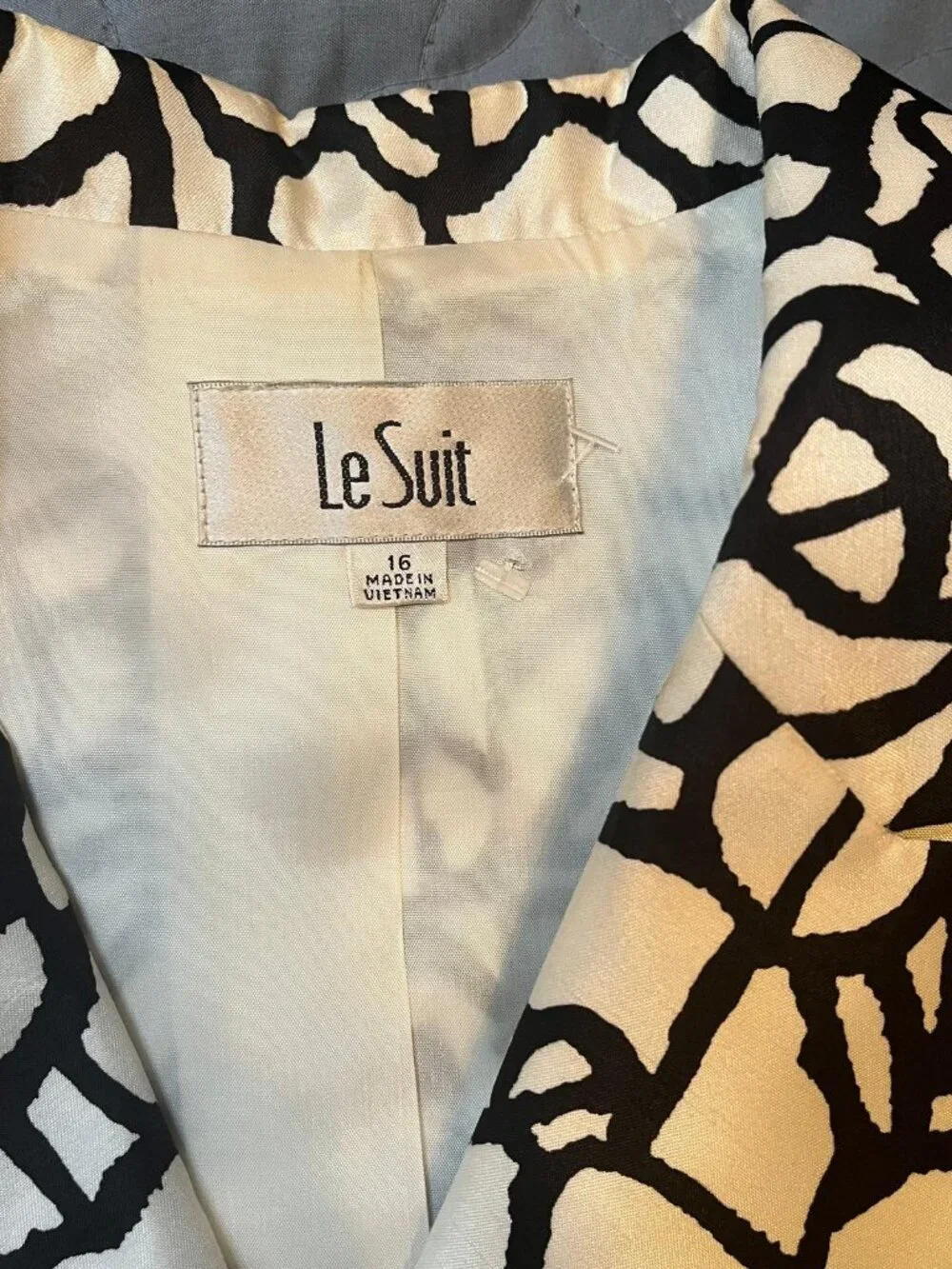 Le Suit - Black and White Floral Pattern Blazer + Black Skirt - Picture 4 of 5